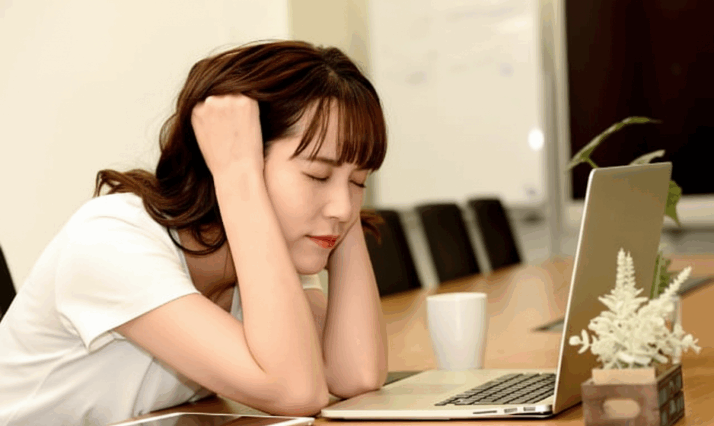 遠慮して困っている人