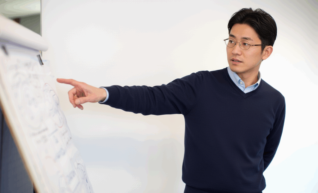 事業計画を説明する人