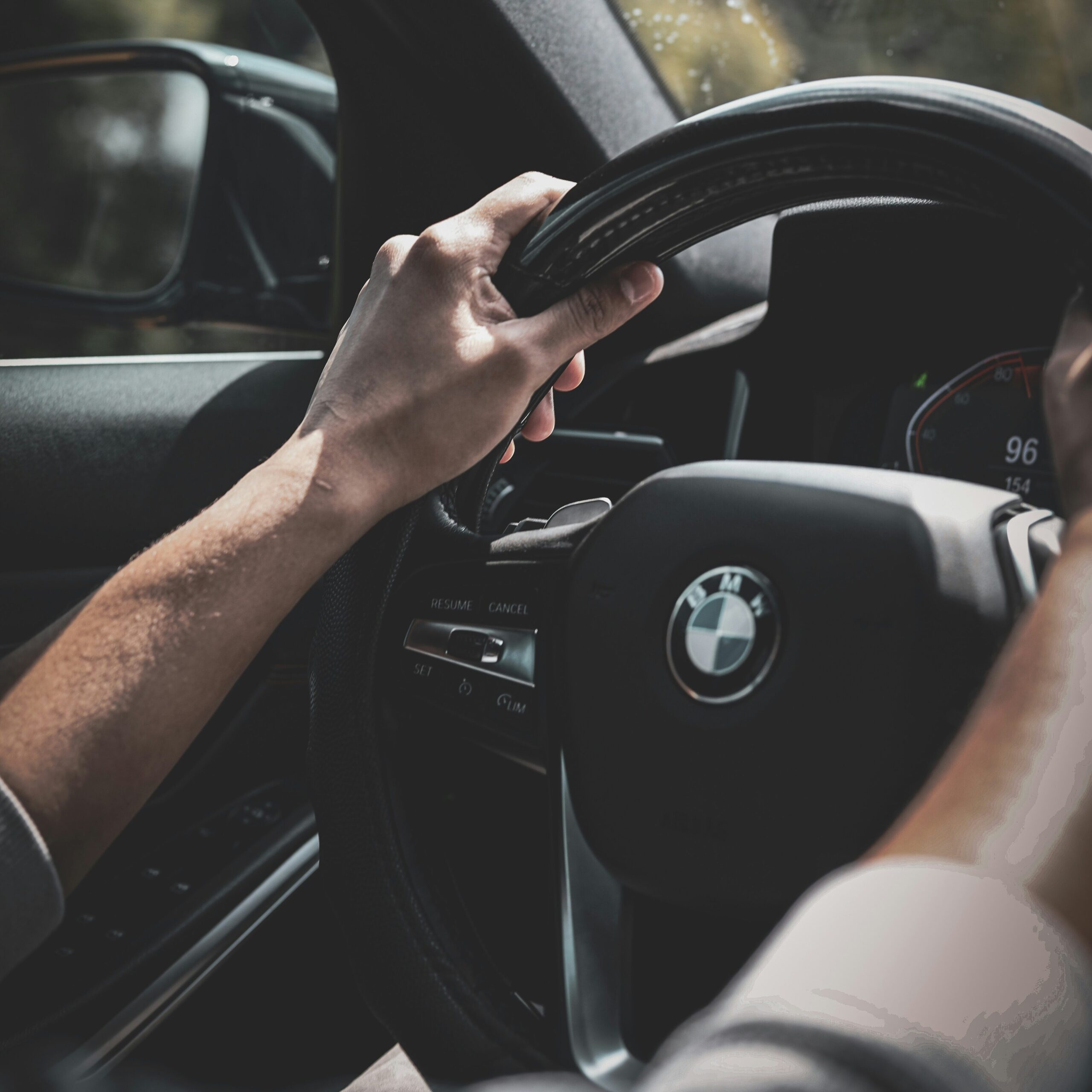 ハンドルを握る